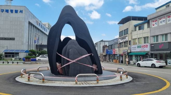 구례군이 19억원을 쏟아부어 만들고 있는 가로경관 조형물에 대해 전형적인 예산낭비로 지적되며 도마에 올랐다.