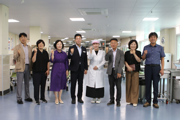 전남도의회 김진남 의원(가운데)이 지난 15일 전라남도교육청과 순천교육지원청, 도의회 관계자들과 함께 순천 조례초등학교와 금당고등학교를 차례로 방문해 급식실 조리 환경을 점검했다.