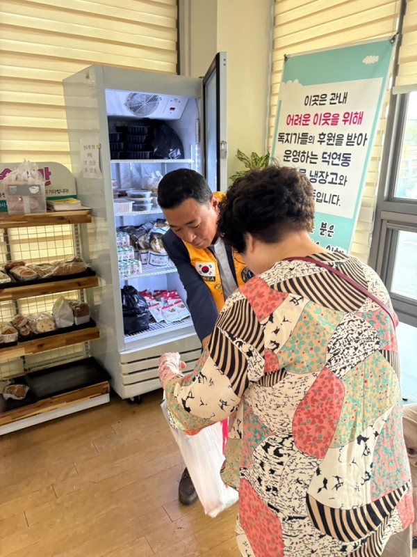 새순천라이온스클럽 제32대 회장으로 취임한 김석중 회장이 후원 물품을 전달하고 있다.