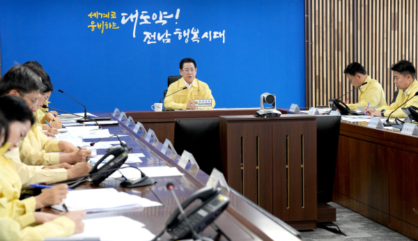 김영록 전라남도지사가 18일 오후 도청 재난종합상황실에서 실국장과, 영상으로 시군 부단체장들이 참석한 가운데 집중호우 대비 대처사항 점검회의를 주재하고 있다.
